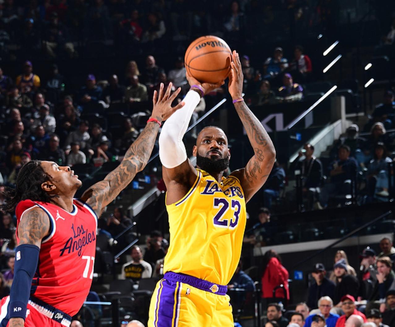 九游娱乐官方网站皇家马德里不断突破！，詹姆斯连续二十场比赛得分超过重要助攻观众掌声雷动的简单介绍